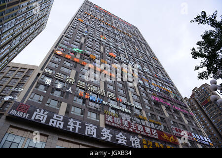 Guiyang, Guiyang, China. 11. Juli 2017. Guiyang, CHINA-11. Juli 2017: (nur zur redaktionellen Verwendung. CHINA HERAUS). Dutzende von Hotels ist in einem Gebäude in Guiyang, Südwesten Chinas Provinz Guizhou ersichtlich. Bildnachweis: SIPA Asien/ZUMA Draht/Alamy Live-Nachrichten Stockfoto