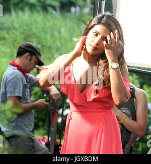 New York, USA. 11. Juli 2017. Priyanka Chopra schießen auf Position für Newline Cinema film nicht ist es romantisch im Central Park New York 11. Juli 2017. Kredit: RW / MediaPunch Credit: MediaPunch Inc/Alamy Live-Nachrichten Stockfoto