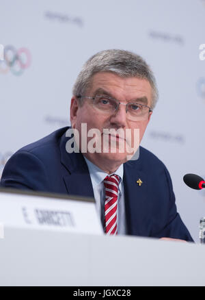 Lausanne, Schweiz. 11. Juli 2017. Internationale Olympische Komitee (IOC) Präsident Thomas Bach besucht eine Pressekonferenz nach der 130. außerordentliche IOC-Session in Lausanne, Schweiz, 11. Juli 2017. Das Internationale Olympische Komitee (IOC) am Dienstag stimmten einstimmig für die Vergabe der Olympischen Spiele 2024 und 2028 bei der gleichen Gelegenheit. Bildnachweis: Xu Jinquan/Xinhua/Alamy Live-Nachrichten Stockfoto