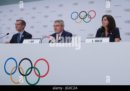 Lausanne, Schweiz. 11. Juli 2017. Los Angeles Bürgermeister Eric Garcetti (L), Internationale Olympische Komitee (IOC) President Thomas Bach (C) und Paris Bürgermeister Anne Hidalgo besuchen eine Pressekonferenz nach der 130. außerordentliche IOC-Session in Lausanne, Schweiz, 11. Juli 2017. Das Internationale Olympische Komitee (IOC) am Dienstag stimmten einstimmig für die Vergabe der Olympischen Spiele 2024 und 2028 bei der gleichen Gelegenheit. Bildnachweis: Xu Jinquan/Xinhua/Alamy Live-Nachrichten Stockfoto