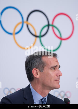 Lausanne, Schweiz. 11. Juli 2017. Los Angeles Bürgermeister Eric Garcetti besucht eine Pressekonferenz nach der 130. außerordentliche IOC-Session in Lausanne, Schweiz, 11. Juli 2017. Das Internationale Olympische Komitee (IOC) am Dienstag stimmten einstimmig für die Vergabe der Olympischen Spiele 2024 und 2028 bei der gleichen Gelegenheit. Bildnachweis: Xu Jinquan/Xinhua/Alamy Live-Nachrichten Stockfoto
