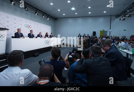 Lausanne, Schweiz. 11. Juli 2017. Los Angeles 2024 Vorsitzender Casey Wasserman, Los Angeles Bürgermeister Eric Garcetti, Internationale Olympische Komitee (IOC) Präsident Thomas Bach, Paris Bürgermeister Anne Hidalgo und Ko-Präsidentin von Paris 2024 Tony Estanguet (von L bis R) besuchen eine Pressekonferenz nach der 130. IOC-Session in Lausanne, Schweiz, 11. Juli 2017. Das Internationale Olympische Komitee (IOC) am Dienstag stimmten einstimmig für die Vergabe der Olympischen Spiele 2024 und 2028 bei der gleichen Gelegenheit. Bildnachweis: Xu Jinquan/Xinhua/Alamy Live-Nachrichten Stockfoto