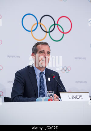 Lausanne, Schweiz. 11. Juli 2017. Los Angeles Bürgermeister Eric Garcetti besucht eine Pressekonferenz nach der 130. außerordentliche IOC-Session in Lausanne, Schweiz, 11. Juli 2017. Das Internationale Olympische Komitee (IOC) am Dienstag stimmten einstimmig für die Vergabe der Olympischen Spiele 2024 und 2028 bei der gleichen Gelegenheit. Bildnachweis: Xu Jinquan/Xinhua/Alamy Live-Nachrichten Stockfoto