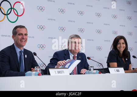 Lausanne, Schweiz. 11. Juli 2017. Los Angeles Bürgermeister Eric Garcetti (L), Internationale Olympische Komitee (IOC) President Thomas Bach (C) und Paris Bürgermeister Anne Hidalgo besuchen eine Pressekonferenz nach der 130. außerordentliche IOC-Session in Lausanne, Schweiz, 11. Juli 2017. Das Internationale Olympische Komitee (IOC) am Dienstag stimmten einstimmig für die Vergabe der Olympischen Spiele 2024 und 2028 bei der gleichen Gelegenheit. Bildnachweis: Xu Jinquan/Xinhua/Alamy Live-Nachrichten Stockfoto