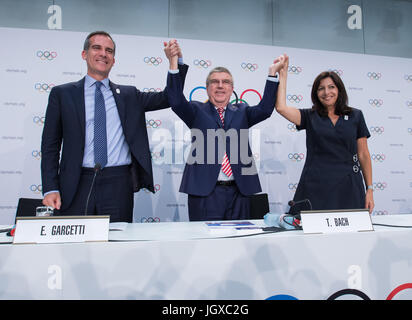 Lausanne, Schweiz. 11. Juli 2017. Los Angeles Bürgermeister Eric Garcetti (L), Internationale Olympische Komitee (IOC) President Thomas Bach (C) und Paris Bürgermeister Anne Hidalgo posieren für ein Foto nach der 130. außerordentliche IOC-Session in Lausanne, Schweiz, 11. Juli 2017. Das Internationale Olympische Komitee (IOC) am Dienstag stimmten einstimmig für die Vergabe der Olympischen Spiele 2024 und 2028 bei der gleichen Gelegenheit. Bildnachweis: Xu Jinquan/Xinhua/Alamy Live-Nachrichten Stockfoto