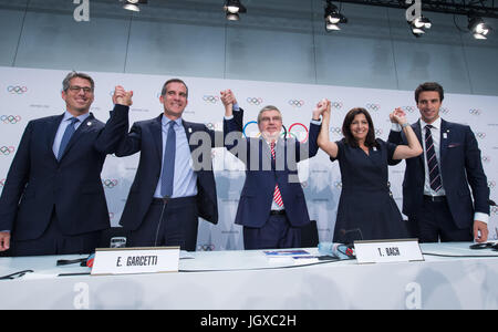 Lausanne, Schweiz. 11. Juli 2017. Los Angeles 2024 Vorsitzender Casey Wasserman, Los Angeles Bürgermeister Eric Garcetti, Internationale Olympische Komitee (IOC) Präsident Thomas Bach, Paris Bürgermeister Anne Hidalgo und Ko-Präsidentin von Paris 2024 Tony Estanguet (von L bis R) posieren für ein Foto nach der 130. außerordentliche IOC-Session in Lausanne, Schweiz, 11. Juli 2017. Das Internationale Olympische Komitee (IOC) am Dienstag stimmten einstimmig für die Vergabe der Olympischen Spiele 2024 und 2028 bei der gleichen Gelegenheit. Bildnachweis: Xu Jinquan/Xinhua/Alamy Live-Nachrichten Stockfoto