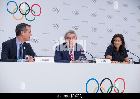 Lausanne, Schweiz. 11. Juli 2017. Los Angeles Bürgermeister Eric Garcetti (L), Internationale Olympische Komitee (IOC) President Thomas Bach (C) und Paris Bürgermeister Anne Hidalgo besuchen eine Pressekonferenz nach der 130. außerordentliche IOC-Session in Lausanne, Schweiz, 11. Juli 2017. Das Internationale Olympische Komitee (IOC) am Dienstag stimmten einstimmig für die Vergabe der Olympischen Spiele 2024 und 2028 bei der gleichen Gelegenheit. Bildnachweis: Xu Jinquan/Xinhua/Alamy Live-Nachrichten Stockfoto