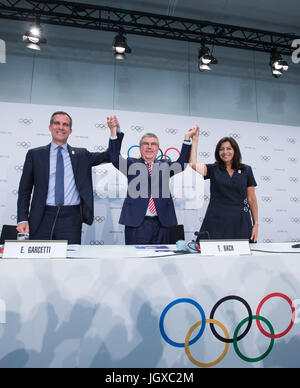 Lausanne, Schweiz. 11. Juli 2017. Los Angeles Bürgermeister Eric Garcetti (L), Internationale Olympische Komitee (IOC) President Thomas Bach (C) und Paris Bürgermeister Anne Hidalgo posieren für ein Foto nach der 130. außerordentliche IOC-Session in Lausanne, Schweiz, 11. Juli 2017. Das Internationale Olympische Komitee (IOC) am Dienstag stimmten einstimmig für die Vergabe der Olympischen Spiele 2024 und 2028 bei der gleichen Gelegenheit. Bildnachweis: Xu Jinquan/Xinhua/Alamy Live-Nachrichten Stockfoto