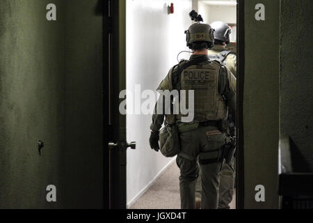 Los Angeles, USA. 11. Juli 2017. SWAT-Offiziere überfallen eine Wohnung während eines bewaffneten Pattsituation in Los Feliz Gegend von Los Angeles am 11. Juli 2017 während der Jagd nach dem Killer von Israel Corpus in Tustin, Kalifornien. Bildnachweis: Corey Bodoh-Creed/Alamy Live-Nachrichten Stockfoto