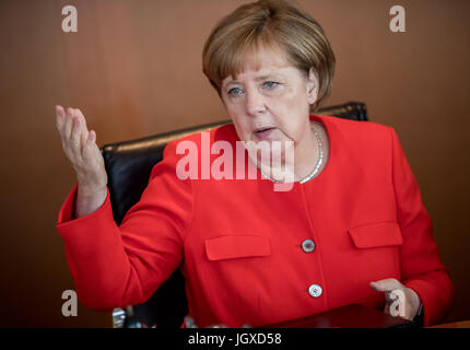 Berlin, Deutschland. 12. Juli 2017. Deutsche Bundeskanzlerin Angela Merkel (CDU) wartet auf den Beginn der Bundesrepublik Kabinettssitzung im Kanzleramt in Berlin, Deutschland, 12. Juli 2017. Foto: Michael Kappeler/Dpa/Alamy Live News Stockfoto