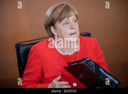 Berlin, Deutschland. 12. Juli 2017. Deutsche Bundeskanzlerin Angela Merkel (CDU) wartet auf den Beginn der Bundesrepublik Kabinettssitzung im Kanzleramt in Berlin, Deutschland, 12. Juli 2017. Foto: Michael Kappeler/Dpa/Alamy Live News Stockfoto