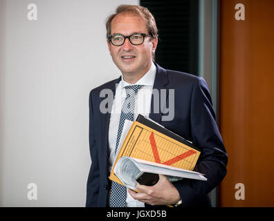 Berlin, Deutschland. 12. Juli 2017. Bundesminister für Verkehr Alexander Dobrindt (CSU) besucht die Bundesrepublik Kabinettssitzung im Kanzleramt in Berlin, Deutschland, 12. Juli 2017. Foto: Michael Kappeler/Dpa/Alamy Live News Stockfoto