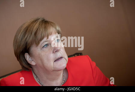 Berlin, Deutschland. 12. Juli 2017. Deutsche Bundeskanzlerin Angela Merkel (CDU) wartet auf den Beginn der Kabinettssitzung im Kanzleramt in Berlin, Deutschland, 12. Juli 2017. Foto: Michael Kappeler/Dpa/Alamy Live News Stockfoto