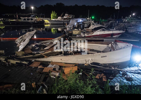 Minden, Deutschland. 12. Juli 2017. Die zerstörte Motoryacht "Gina" liegt im Hafenbecken halb versunkenen in Minden, Deutschland, 12. Juli 2017. Bei der Explosion einer Motoryacht am Hafen in Minden wurden zwölf Feuerwehrleute und Polizisten verletzt. "Sechs von Ihnen Erlitten zurück Verletzungen. Einer Schwebt in Lebensgefahr "(lit.) Sechs von ihnen erlitten schwere Verletzungen, stellt eine Gefahr für das Leben), sagte einen Sprecher der Polizei. Foto: Federico Gambarini/Dpa/Alamy Live News Stockfoto