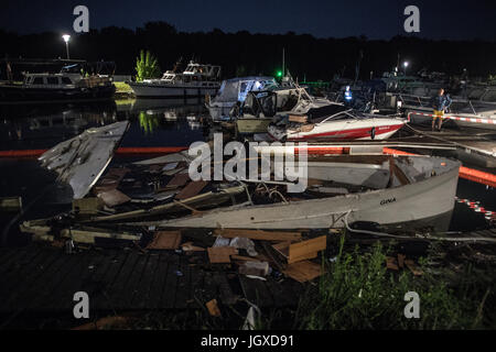 Minden, Deutschland. 12. Juli 2017. Die zerstörte Motoryacht "Gina" liegt im Hafenbecken halb versunkenen in Minden, Deutschland, 12. Juli 2017. Bei der Explosion einer Motoryacht am Hafen in Minden wurden zwölf Feuerwehrleute und Polizisten verletzt. "Sechs von Ihnen Erlitten zurück Verletzungen. Einer Schwebt in Lebensgefahr "(lit.) Sechs von ihnen erlitten schwere Verletzungen, stellt eine Gefahr für das Leben), sagte einen Sprecher der Polizei. Foto: Federico Gambarini/Dpa/Alamy Live News Stockfoto