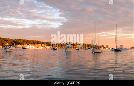 Bootshaus und Dock in die ruhige und schöne Boothbay Harbor in der Abenddämmerung Stockfoto