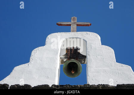 Glockenstuhl der Kirche Iglesia de San Roque in Tinajo, Lanzarote, Kanarische Inseln, Europa | Glocke der Kirche Iglesia de San Roque in Tinajo, lanzarot Stockfoto