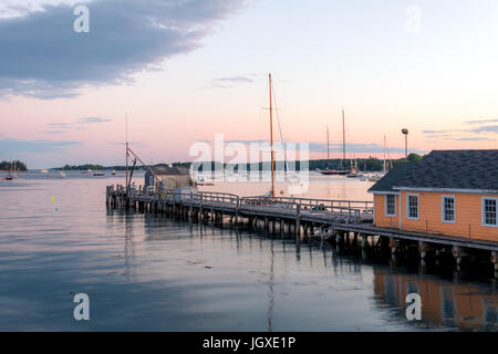 Bootshaus und Dock in die ruhige und schöne Boothbay Harbor in der Abenddämmerung Stockfoto