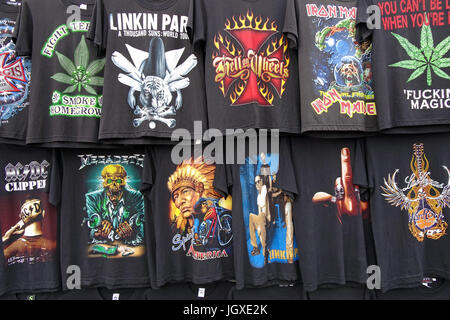 Marktstand mit schwarzen T-Shirts, heavy metal Motiv, woechentlicher Sonntagsmarkt in Teguise, Lanzarote, Kanarische Inseln, Europa | Markt wi Abschaltdruck Stockfoto