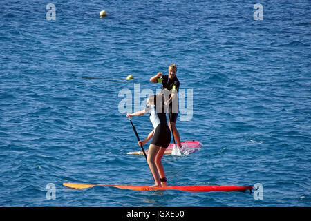 Stand-up-Paddler vor Playa Blanca, Lanzarote, Kanarische Inseln, Europa | Stand-up paddling am Playa Blanca, Lanzarote, Kanarische Inseln, Europa Stockfoto