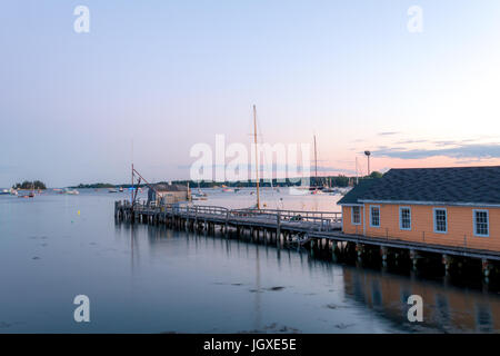 Bootshaus und Dock in die ruhige und schöne Boothbay Harbor in der Abenddämmerung Stockfoto