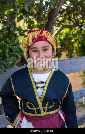 1, 1, griechisch-amerikanischen Mädchen, Porträt, griechische Folklore Tänzerin, Tracht, Marin griechische Festival, Stadt Novato, Marin County, Kalifornien Stockfoto