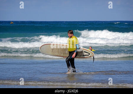 Wellenreiter mit Surfbrett am Famara Strand, La Caleta de Famara, Lanzarote, Kanarische Inseln, Europa | body Surfer am Strand von Famara, La Caleta de fam Stockfoto