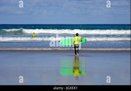 Wellenreiter mit Surfbrett am Famara Strand, La Caleta de Famara, Lanzarote, Kanarische Inseln, Europa | body Surfer am Strand von Famara, La Caleta de fam Stockfoto