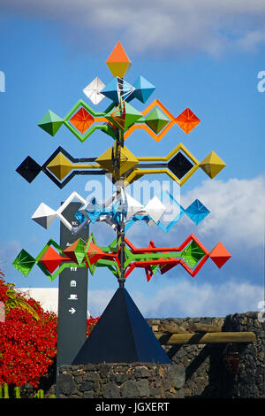Buntes Windspiel in der Fundacion Cesar Manrique, Taro de Tahiche, La Asomada, Lanzarote, Kanarische Inseln, Europa | Wind chime, Skulptur an der Fundacion Stockfoto