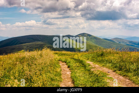 schönen Sommerlandschaft in Bergen. schönem Wetter mit blauem Himmel und Wolken. wunderschöne Reisen Hintergrund mit Fußweg durch den Berg zu befreien Stockfoto