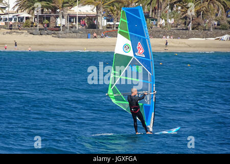 Windsurfer am Playa de las Cucharas, Strand an der Costa Teguise, Lanzarote, Kanarische Inseln, Europa Stockfoto