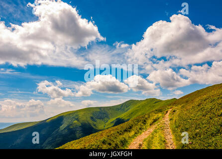 schönen Sommerlandschaft in Bergen. schönem Wetter mit blauem Himmel und Wolken. wunderschöne Reisen Hintergrund mit Fußweg durch den Berg zu befreien Stockfoto