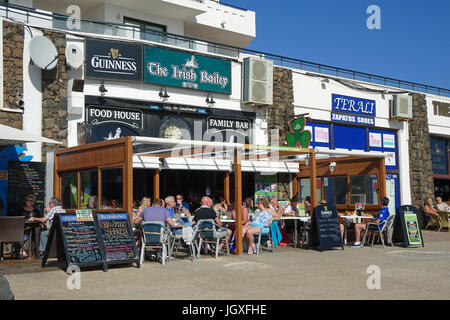 Restaurants eine Promenade der buerer Badestrand Playa de las Cucharas, Costa Teguise, Lanzarote, Kanarische Inseln, Europa | Restaurants an der Promenade pla Stockfoto