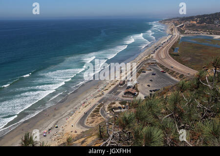 Weitreichende Aussicht auf den Strand, Surfen und Strand Partygänger im Torrey Pines State Reserve Beach in San Diego, Kalifornien, USA an sonnigen Tag von hoch auf einer Klippe. Stockfoto