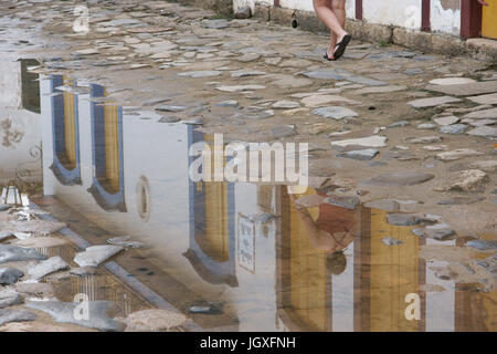 Reflex, Puddle of Water, Paraty, Rio De Janeiro, Brasilien Stockfoto