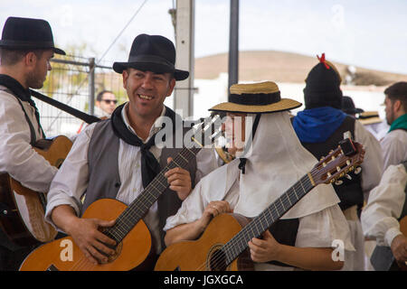 Folklore, Musiker in traditionell kanarischer Kleidung mit dem Woechentlichen Sonntagsmarkt in Teguise, Lanzarote, Kanarische Inseln, Europa | Musiker Stockfoto