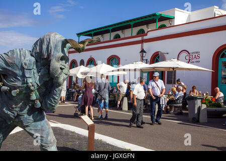 Elegua, sterben teufelsstatue, Strassencafe und marktstaende, sonntagsmarkt in Teguise, Lanzarote, Kanarische Inseln, Europa | Elegua, ein Teufel Statue, Str Stockfoto