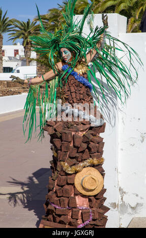 Verkleidete strassenkuenstlerin mit dem Woechentlichen Sonntagsmarkt in Teguise, Lanzarote, Kanarische Inseln, Europa | street artist, Frau mit volc Stockfoto