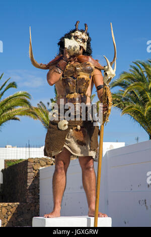 Als Ureinwohner verkleideter strassenkuenstleri mit dem Woechentlichen Sonntagsmarkt in Teguise, Lanzarote, Kanarische Inseln, Europa | Street durchführen Stockfoto