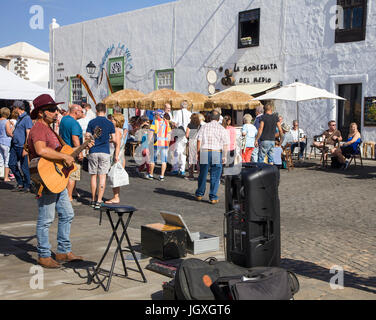 Strassenmusiker mit dem Woechentlichen Sonntagsmarkt in Teguise, Lanzarote, Kanarische Inseln, Europa | street Musiker in wöchentlichen Markt am Sonntag, teguis Stockfoto