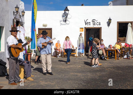 Strassenmusiker mit dem Woechentlichen Sonntagsmarkt in Teguise, Lanzarote, Kanarische Inseln, Europa | street Musiker in wöchentlichen Markt am Sonntag, tegui Stockfoto