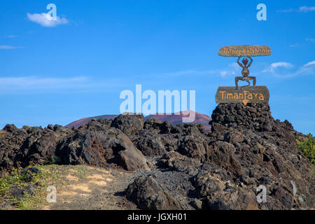 Hinweisschild, anfangs vom Parque Nacional de Timanfaya, entworfen von Cesar Manrique, Nationalpark Timanfaya auf Lanzarote, Kanarische Inseln, Europa | s Stockfoto