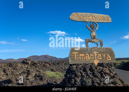 Hinweisschild, anfangs vom Parque Nacional de Timanfaya, entworfen von Cesar Manrique, Nationalpark Timanfaya auf Lanzarote, Kanarische Inseln, Europa | s Stockfoto