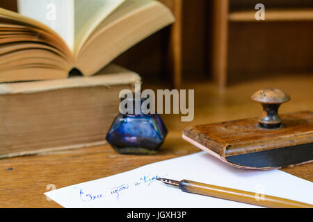Text "Once upon a time" handschriftlich mit Tinte, umgeben mit einem Füllfederhalter, ein Tintenfass, ein Löschpapier Halter und alte Bücher. Stockfoto