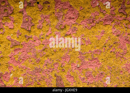 Gelbe Textur rustikale schmutzigen alten Wall.Old abstrakte Betonmauer mit Spuren von Verwitterung, Risse und die Reste der beschädigten Farbe. Grunge Beton Stockfoto
