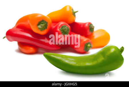 Ein weiterer grüner Pfeffer-Clipping-Pfad und Haufen von rot und Orange in den Hintergrund auf weiß Stockfoto