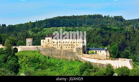 Zeigen Sie auf dem Hügel mit gotischen Schloss Cesky Sternberk im Nahen Böhmen an. Stockfoto