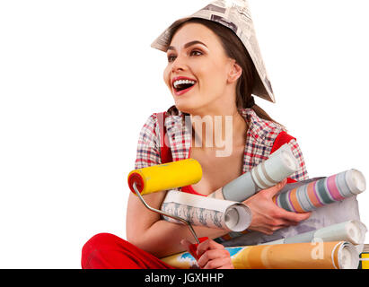 Reparatur nach Hause Frau hält Farbroller für Wallpaper. Stockfoto