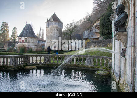 Brantom, Dordogne, Frankreich. Als das Venedig des Périgord ist auf einer Insel und der Fluss fließt um und durch die Stadt. Stockfoto