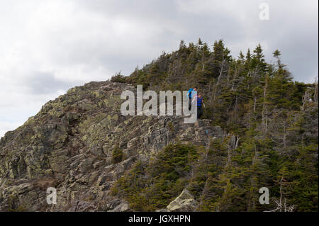 Junges Paar Wandern auf den Franken Ridge Trail, absteigend vom Mount Flume Gipfel. Stockfoto